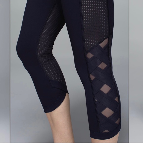 Lululemon Var-City Cropped Navy Blue Floral Workout Pants Sz 4 - Picture 6 of 7